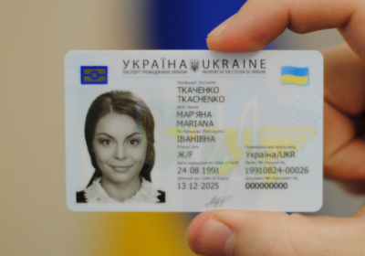 С октября украинцы смогут фотографироваться на паспорт в головном уборе