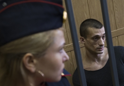 В Росії художника Павленського відпустили на волю із залу суду