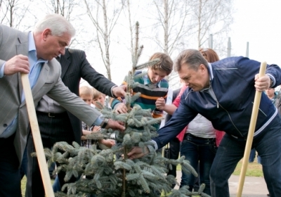 Янукович посадив ялинку і пообіцяв не обманювати (фото)