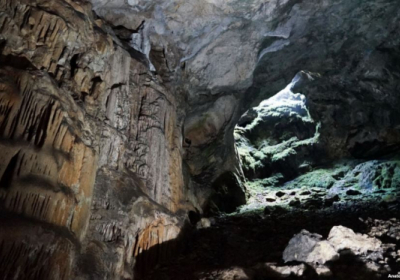Шестеро іноземних туристів майже місяць провели на самоізоляції в печері в Індії