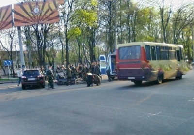 В центре Донецка пьяный боевик устроил аварию и прострелил ногу водителю, - фото