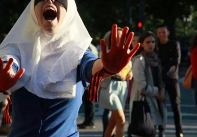По улицам Петербурга прошла слепая Россия с окровавленными руками - фото