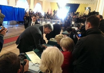 Порошенко в Києві проголосував на виборах до Ради, - фото, відео
