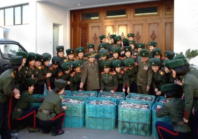 Кім Чен Ин подарував учням делікатесну салаку (фото)