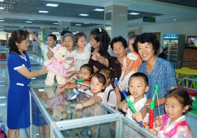 У Пхеньянському дитячому універмазі. Фото: juche-songun.livejournal.com
