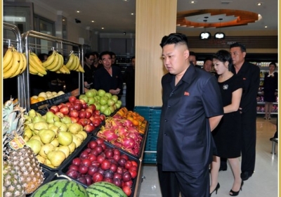 Кім Чен Ин розглядає прилавок з фруктами. Фото: juche-songun.livejournal.com