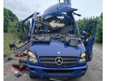 Ударом по автобусу у Сумській області росіяни вбили сім'ю – Зеленський