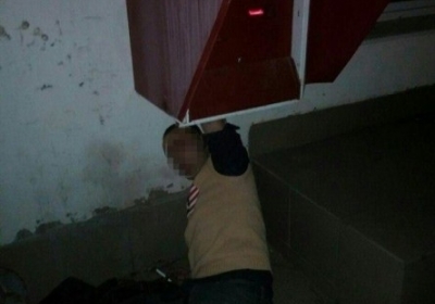 В центре Одессы мужчина застрял в платежном терминале