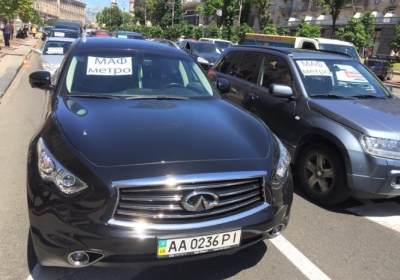 Незадоволені власники МАФів перекрили Хрещатик на автівках преміум та люкс класу