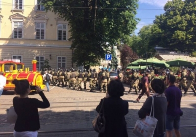 Под львовской мэрией пикет и столкновения, площадь окружили спецназовцы, - ФОТО