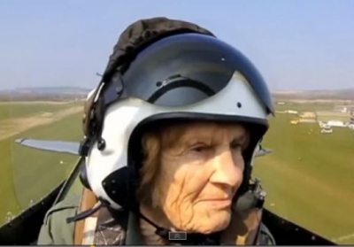 92-річна британка показала, як треба літати на винищувачі