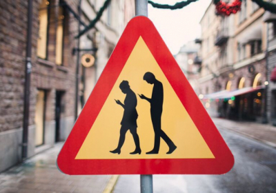 Пешеходам в Литве запретят пользоваться мобильными на переходах