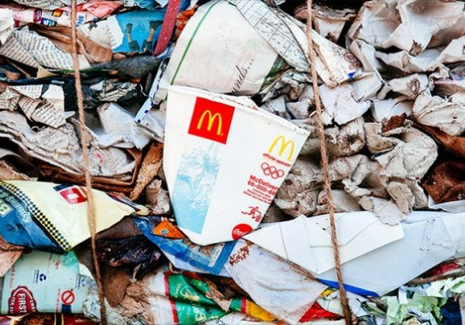 McDonald's та Starbucks оштрафували через використання пластику
