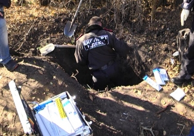 Жителям Харківщини, які побили і закопали жінку на городі, загрожує 15 років позбавлення волі, - фото