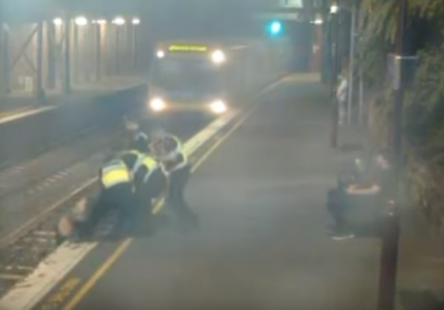 В Австралии женщину спасли из-под колес поезда за мгновение до его прибытия, - ВИДЕО
