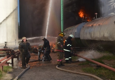 На нефтебазе под Киевом до сих пор горит один из резервуваров, - ГСЧС