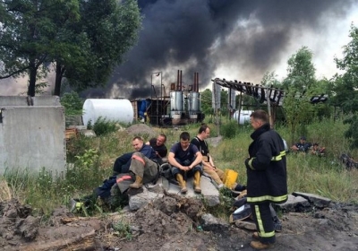 Во время тушения огня на нефтебазе погибли трое пожарных