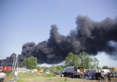 На нефтебазе под Киевом продолжается горение одного резервуара