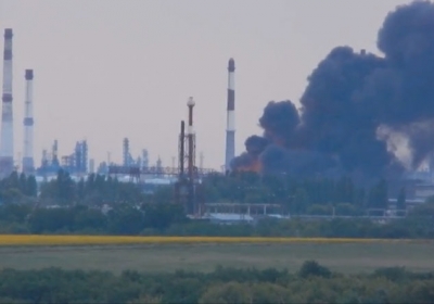 Из-за артобстрела горит Лисичанский нефтеперерабатывающий завод, - видео