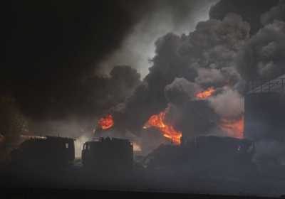 Пожежу на нафтобазі планують погасити до кінця дня