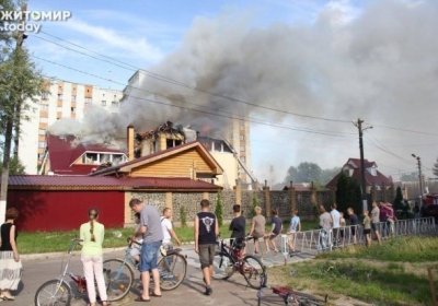 В Житомире 5 часов тушили пожар в развлекательном комплексе 