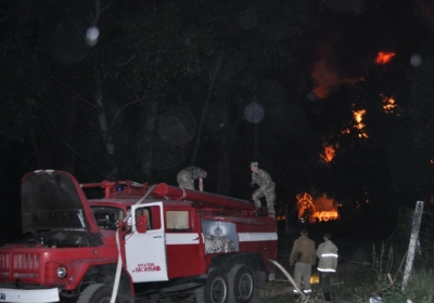 Пожежа на нафтобазі біля Києва: 3 пожежників не виходять на зв'язок, 10 машин знищені