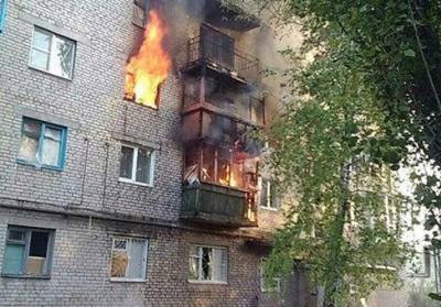 В Донецке от снаряда боевиков горят квартиры