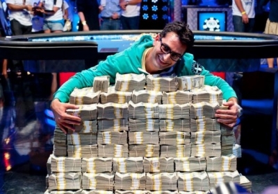 Антоніо Есфандіарі з виграшем. Фото: World Series of Poker