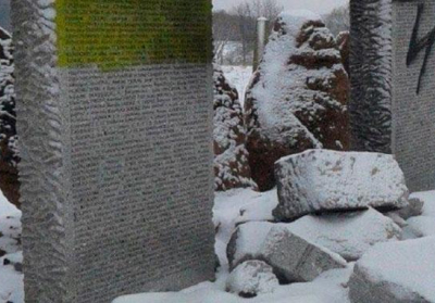 В МЗС України вважають акт вандалізму з польським пам'ятником провокацією 
