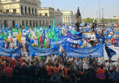 Десятки тысяч поляков участвуют в антиправительственном протесте в Варшаве