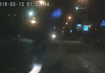 Пьяный парень во Львове бросился на полицейское авто и разбил лобовое стекло - ВИДЕО
