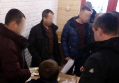 Во Львове полицейские, которых задержали за грабеж с насилием, возобновились в должностях