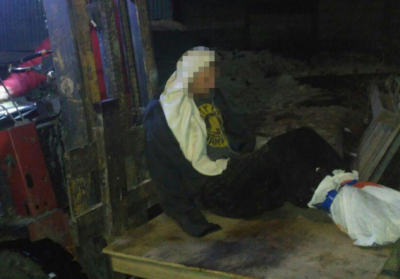 Одесские полицейские сняли с крыши дома мужчину, который примерз к нему босыми ногами
