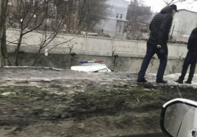 В Одесі поліцейський автомобіль упав з моста