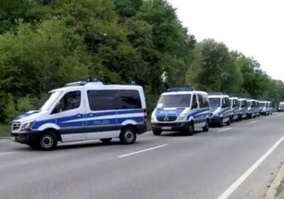 В Германии 150 беженцев напали на полицейских, чтобы помешать депортации