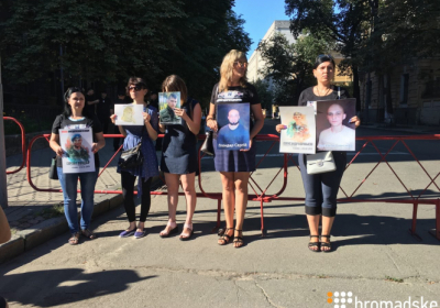 Родные военнопленных устроили мирную акцию под Администрацией президента