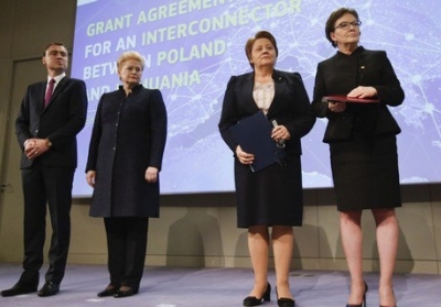 Премьер-министр Эстонии, президент Литвы, премьеры Латвии и Польши на церемонии подписания. Фото: EPA/UPG