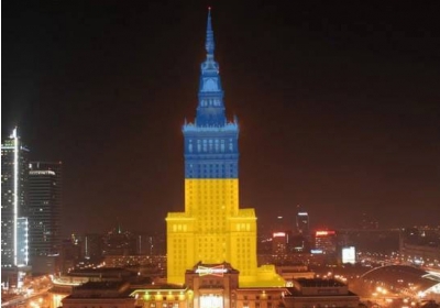 В поддержку Евромайдана высокое здание Польши стало сине-желтым (фото) 