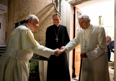 Папа римський Франциск. Почесний папа Бенедикт XVI. Фото: AFP
