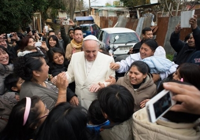 Папа Франциск відвідав поселення у закинутому передмісті Риму: його зустрічали з оплесками і обіймами, - відео 