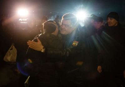 Порошенко зустрів звільнених із полону українських військових, - фото, відео