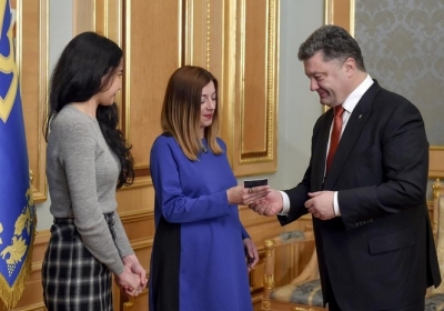 Порошенко вручил украинский паспорт российской журналистке Сергацковой