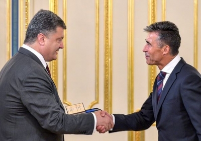 Порошенко наградил генсека НАТО орденом за поддержку целостности Украины