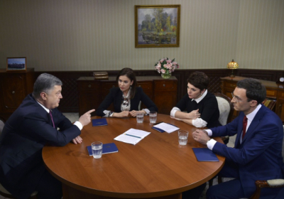 Порошенко пообещал лишать гражданства Украины депутатов, которые имеют несколько паспортов