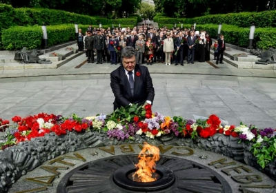 Україна ніколи не святкуватиме 9 травня за російським сценарієм, - Порошенко