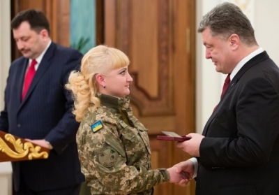 Порошенко говорит, что 8 марта потеряло политическую окраску и вручил награды украинским женщинам, - фото