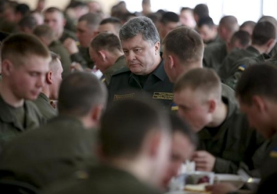 Порошенко поел солдатской каши со студентами в Харькове, - видео