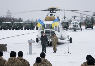 Президент може обійтись без вертольотів, армія - ні: Порошенко передав ЗСУ нову військову  техніку