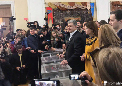 Петр Порошенко проголосовал во втором туре на избирательном участке в Киеве