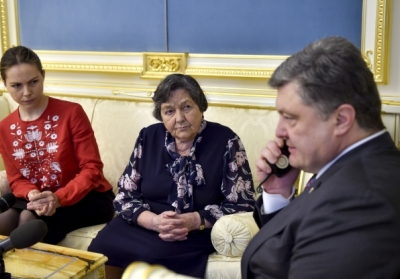 Савченко прекращает голодовку по просьбе Порошенко